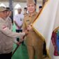 Bupati Lampung Selatan Radityo Egi Pratama serahkan bendera pataka kepada ketua regu JCH dalam rangkaian pelepasan keberangkatan JCH asal Lamsel. (foto.Diskominfo Lamsel)