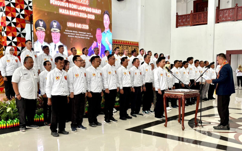 POTO: Ketua KONI Lampung Taufik Hidayat melantik kepengurusan KONI Lampung Barat periode 2026 - 2030 
(dok HUMAS KONI).