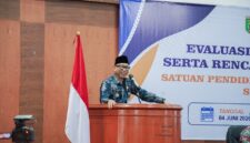 Poto: Gubernur Lampung saat membuka saat memberikan arahan kepada seluruh Kepala Sekolah (kmf).