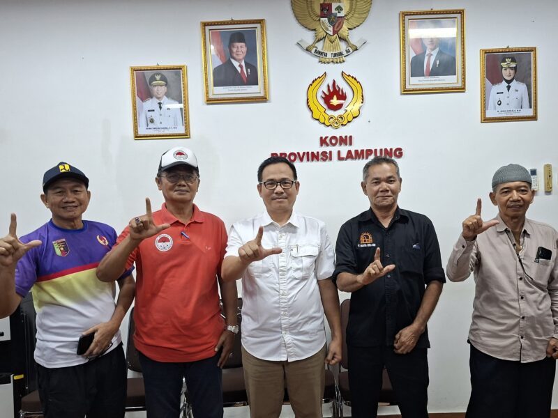 Poto: Pengurus Provinsi (Pengprov) Persatuan Gateball Seluruh Indonesia (Pergasi) Lampung bersama Wakil Ketua Umum II KONI Lampung Riagus Ria (dok HUMAS KONI).