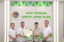 Poto: Kepala Kantor Pertanahan Kabupaten Lampung Selatan, Rizal Rasyuddin, menyerahkan sertifikat  kepada perwakilan PT PLN (Persero).