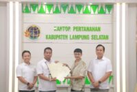Poto: Kepala Kantor Pertanahan Kabupaten Lampung Selatan, Rizal Rasyuddin, menyerahkan sertifikat  kepada perwakilan PT PLN (Persero).