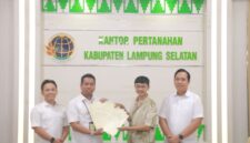 Poto: Kepala Kantor Pertanahan Kabupaten Lampung Selatan, Rizal Rasyuddin, menyerahkan sertifikat  kepada perwakilan PT PLN (Persero).