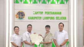 Poto: Kepala Kantor Pertanahan Kabupaten Lampung Selatan, Rizal Rasyuddin, menyerahkan sertifikat  kepada perwakilan PT PLN (Persero).