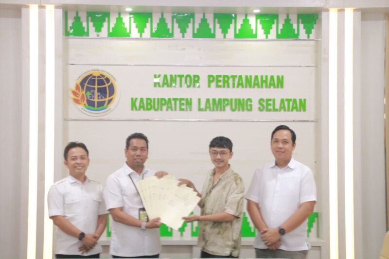 Poto: Kepala Kantor Pertanahan Kabupaten Lampung Selatan, Rizal Rasyuddin, menyerahkan sertifikat  kepada perwakilan PT PLN (Persero).