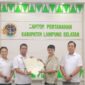Poto: Kepala Kantor Pertanahan Kabupaten Lampung Selatan, Rizal Rasyuddin, menyerahkan sertifikat  kepada perwakilan PT PLN (Persero).