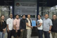 Poto: Ketua Pendaftaran dan Penjaringan Calon Ketua Apindo Lampung, Mico Periyando menerima berkas calon ketua (ist)