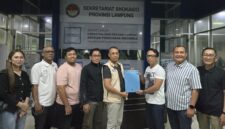 Poto: Ketua Pendaftaran dan Penjaringan Calon Ketua Apindo Lampung, Mico Periyando menerima berkas calon ketua (ist)