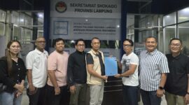 Poto: Ketua Pendaftaran dan Penjaringan Calon Ketua Apindo Lampung, Mico Periyando menerima berkas calon ketua (ist)