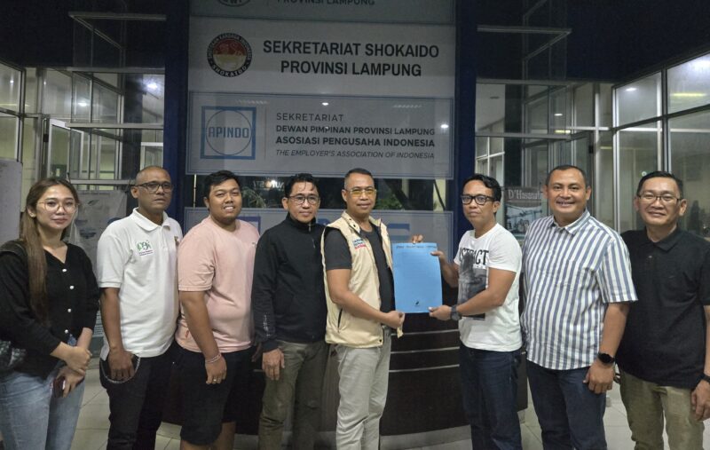 Poto: Ketua Pendaftaran dan Penjaringan Calon Ketua Apindo Lampung, Mico Periyando menerima berkas calon ketua (ist)