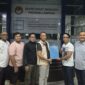 Poto: Ketua Pendaftaran dan Penjaringan Calon Ketua Apindo Lampung, Mico Periyando menerima berkas calon ketua (ist)