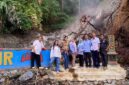 Poto: Tim KONI saat menyelesaikan titi Api PON di Kaki Gunung Rajabasa Kalianda ( ist)