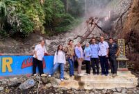 Poto: Tim KONI saat menyelesaikan titi Api PON di Kaki Gunung Rajabasa Kalianda ( ist)