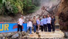 Poto: Tim KONI saat menyelesaikan titi Api PON di Kaki Gunung Rajabasa Kalianda ( ist)