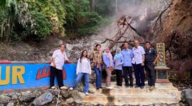 Poto: Tim KONI saat menyelesaikan titi Api PON di Kaki Gunung Rajabasa Kalianda ( ist)