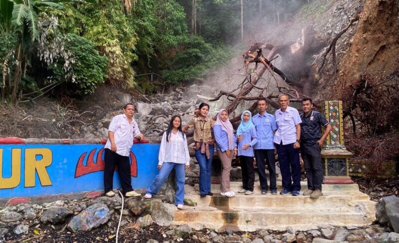 Poto: Tim KONI saat menyelesaikan titi Api PON di Kaki Gunung Rajabasa Kalianda ( ist)