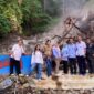 Poto: Tim KONI saat menyelesaikan titi Api PON di Kaki Gunung Rajabasa Kalianda ( ist)