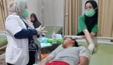 Poto: Atlet beldiri lampung korban pengeroyookan sedang menjalani pengobatan dokter (dok HUMAS KONI).