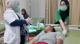 Poto: Atlet beldiri lampung korban pengeroyookan sedang menjalani pengobatan dokter (dok HUMAS KONI).