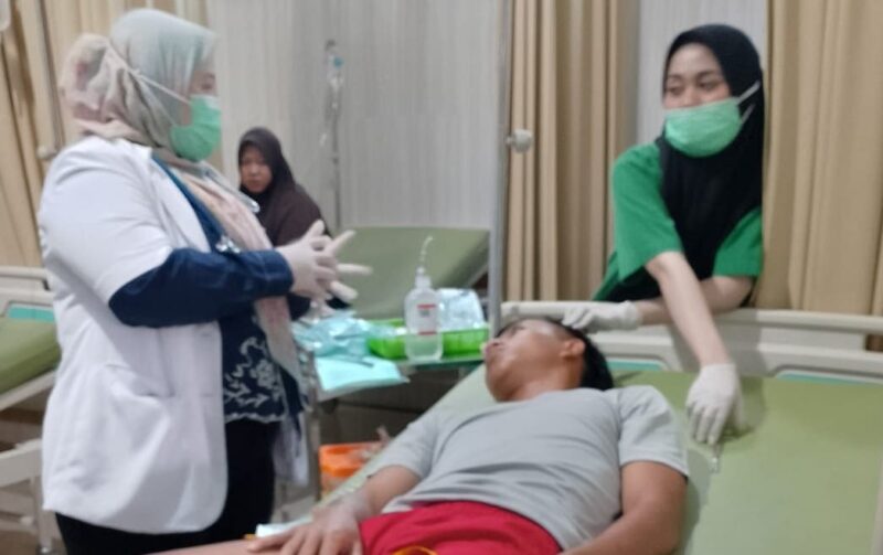 Poto: Atlet beldiri lampung korban pengeroyookan sedang menjalani pengobatan dokter (dok HUMAS KONI).