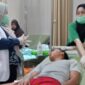Poto: Atlet beldiri lampung korban pengeroyookan sedang menjalani pengobatan dokter (dok HUMAS KONI).