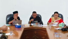 Poto: Ketua Harian Porwanas Supriadi Alfian (tengah), Ketua SIWO Lampung Muslim, dan Ketua Komite Porwanas Erwen Muhammad, Sat Rapat Bersama Penjab Cabor (ist).
