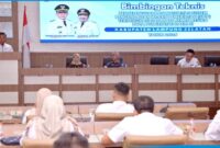 Asisten Bidang Pemerintahan dan Kesra Setkab Lampung Selatan  M. Darmawan tengah memberikan sambutan dalam kegiatan Bimtek, Rabu, 10 Juni 2026. (Foto.Diskominfo Lamsel)