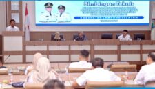 Asisten Bidang Pemerintahan dan Kesra Setkab Lampung Selatan M. Darmawan tengah memberikan sambutan dalam kegiatan Bimtek, Rabu, 10 Juni 2026. (Foto.Diskominfo Lamsel)