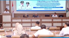 Asisten Bidang Pemerintahan dan Kesra Setkab Lampung Selatan  M. Darmawan tengah memberikan sambutan dalam kegiatan Bimtek, Rabu, 10 Juni 2026. (Foto.Diskominfo Lamsel)