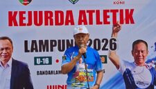Poto; Ketua KONI Lampung saat membuka kejurda Atletik