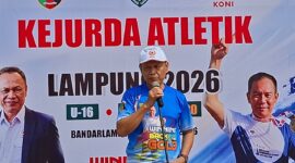 Poto; Ketua KONI Lampung saat membuka kejurda Atletik