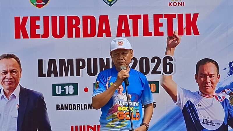 Poto; Ketua KONI Lampung saat membuka kejurda Atletik