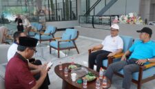 Poto: Wakil Ketua Umum II KONI Lampung, Riagus Ria kaos putih, menghadiri pembukaan Grassroots Festival Sepak Bola Piala Presiden 2026 kategori U10 dan U12 yang digelar Asprov PSSI Lampung (dok HUMAS KONI).