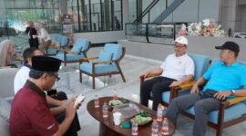 Poto: Wakil Ketua Umum II KONI Lampung, Riagus Ria kaos putih, menghadiri pembukaan Grassroots Festival Sepak Bola Piala Presiden 2026 kategori U10 dan U12 yang digelar Asprov PSSI Lampung (dok HUMAS KONI).