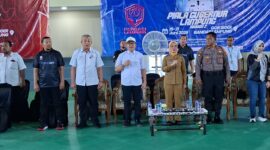 Poto: Kadispora Meiry Harika Sari, bersama Wakil ketua II KONI Lampung Riagus Ria dan sejumlah pengurus ( dok HUMAS KONI)