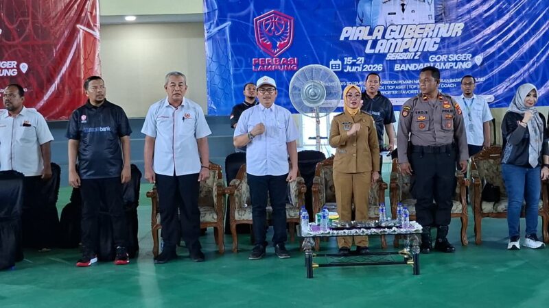 Poto: Kadispora Meiry Harika Sari, bersama Wakil ketua II KONI Lampung Riagus Ria dan sejumlah pengurus ( dok HUMAS KONI)