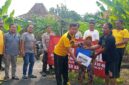 Poto: Kapolsek Kalianda IPTU Sulyadi menyalurkan bantuan dan tali asih kepada masyarakat (dok Polsek Kalianda).