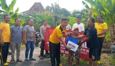 Poto: Kapolsek Kalianda IPTU Sulyadi menyalurkan bantuan dan tali asih kepada masyarakat (dok Polsek Kalianda).