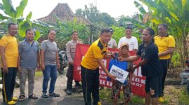 Poto: Kapolsek Kalianda IPTU Sulyadi menyalurkan bantuan dan tali asih kepada masyarakat (dok Polsek Kalianda).