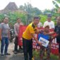 Poto: Kapolsek Kalianda IPTU Sulyadi menyalurkan bantuan dan tali asih kepada masyarakat (dok Polsek Kalianda).
