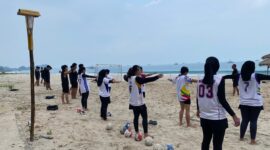 Poyo: Seleksi Daerah (Selekda) Bola Tangan Pantai di kawasan wisata Pantai Rio by The Beach, Lampung Selatan, Minggu (21/6/2026).