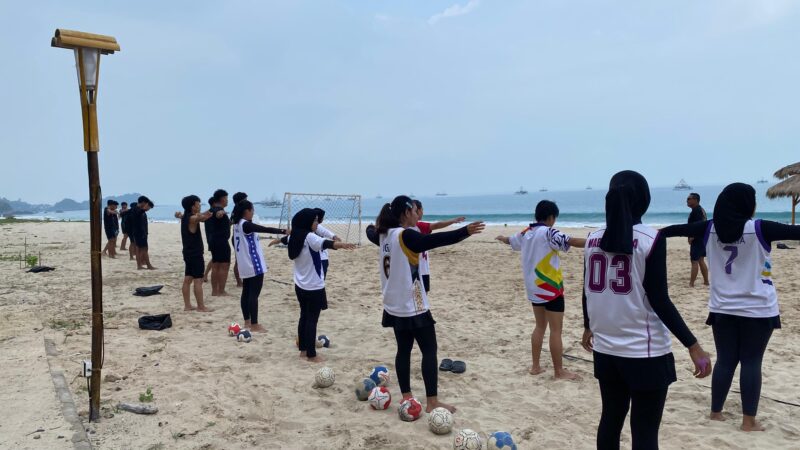 Poyo: Seleksi Daerah (Selekda) Bola Tangan Pantai di kawasan wisata Pantai Rio by The Beach, Lampung Selatan, Minggu (21/6/2026).