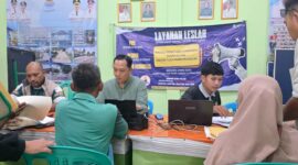Kantor Pertanahan Lampung Selatan tengah memberikan layanan kepada masyarakat. (Foto.Dok.Kantah Lamsel) 