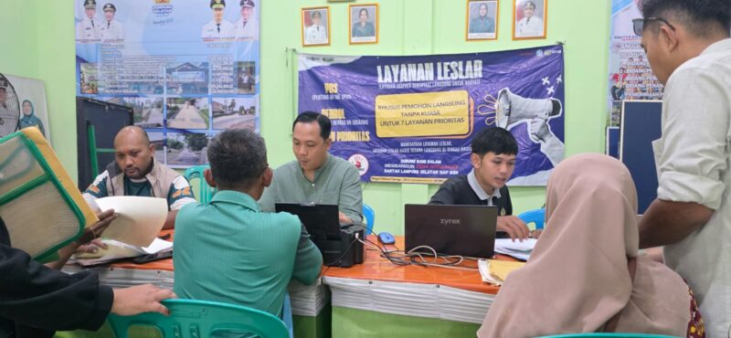 Kantor Pertanahan Lampung Selatan tengah memberikan layanan kepada masyarakat. (Foto.Dok.Kantah Lamsel) 