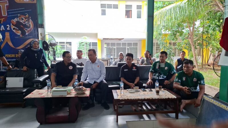 Poto: Ketua KONI Lampung Taufik Hidayat bersama Wakil ketua II Riagus Ria,  di acara sirkuit Zona II Pencak silat.( dok HUMAS KONI Lampung).