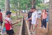 Wakil ketua II KONI Lampung Riagus Ria saat mengecek latihan Atlet Akuatik dan Selam (hms).