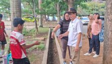Wakil ketua II KONI Lampung Riagus Ria saat mengecek latihan Atlet Akuatik dan Selam (hms).