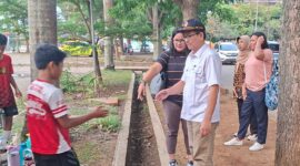 Wakil ketua II KONI Lampung Riagus Ria saat mengecek latihan Atlet Akuatik dan Selam (hms).