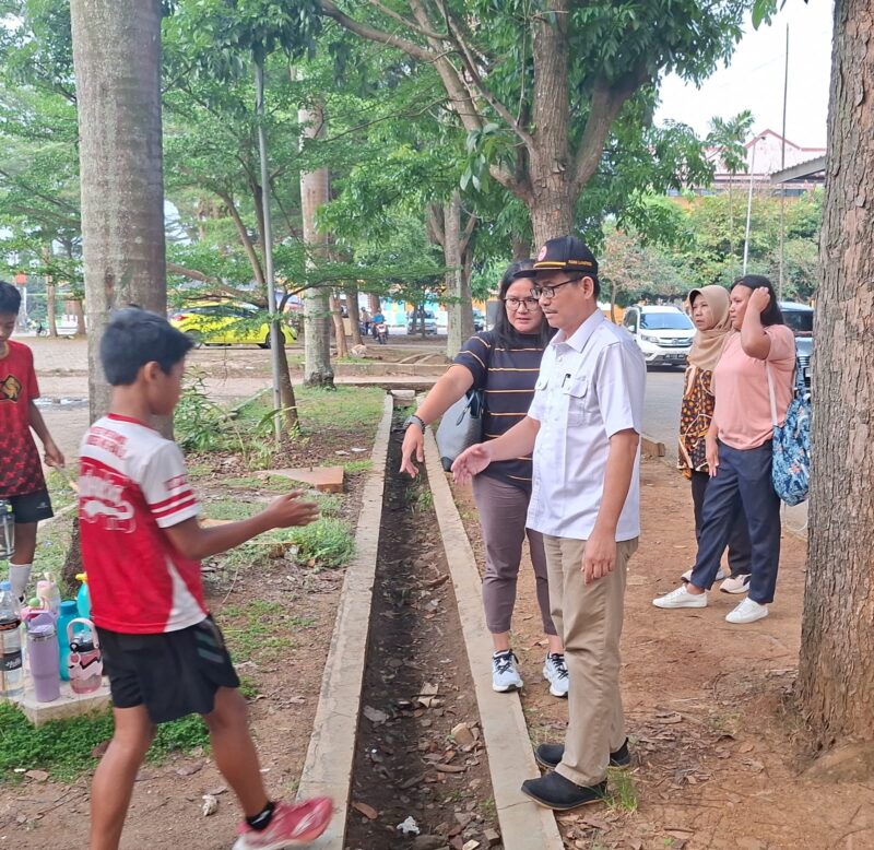 Wakil ketua II KONI Lampung Riagus Ria saat mengecek latihan Atlet Akuatik dan Selam (hms).
