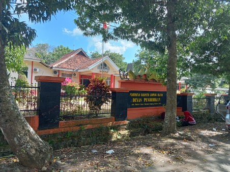 Kantor Dinas Pendidikan Lampung Selatan. (Foto.Juwantoro)